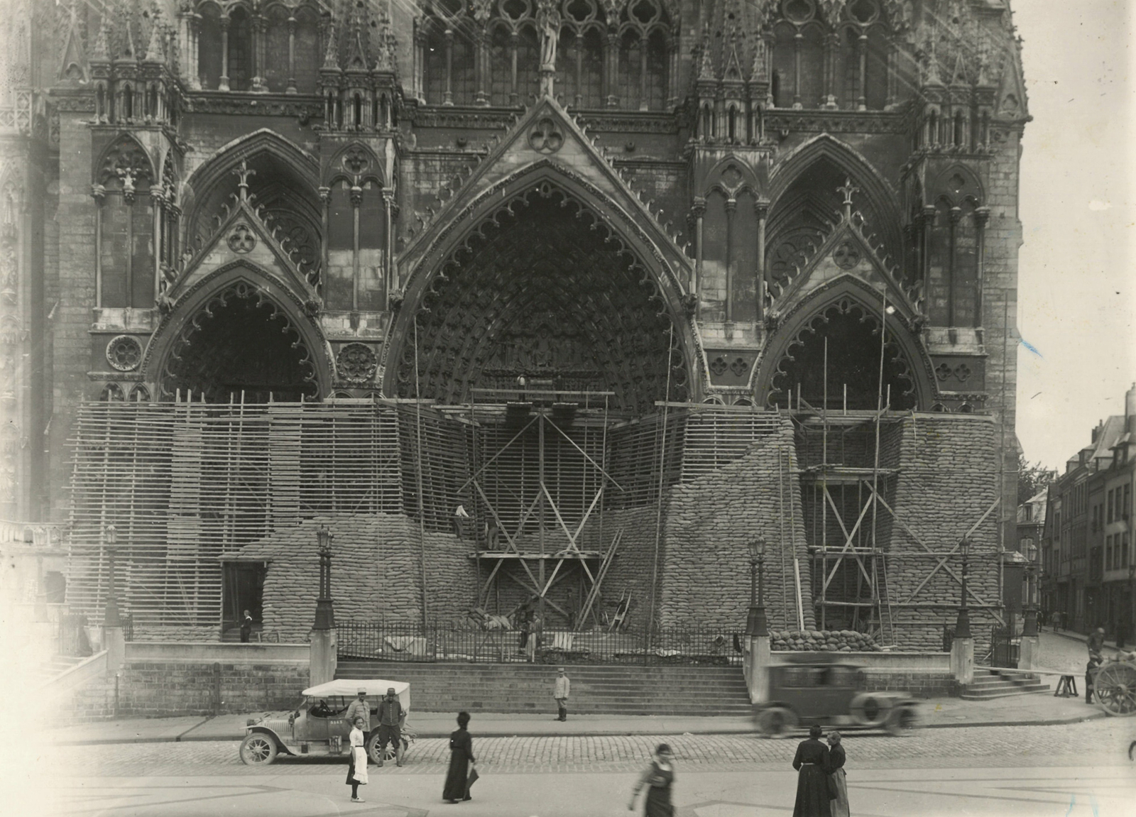 La protection du grand portail de la cathédrale d'Amiens, avril 1915